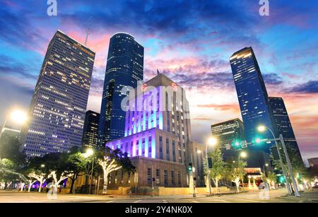 Rathaus mit Wolkenkratzern in Houston City at Night, Texas - USA Stockfoto