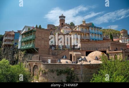 Tibilissi, Georgien, 07. August 2024: Zentrum des alten Tiflis, Schwefelbäder, kuppelförmiges Dach, geschnitzte Holzbalkone, Festung Narikala und Moschee Juma Stockfoto