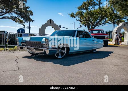 Gulfport, MS - 2. Oktober 2023: Tiefperspektivansicht einer Cadillac Sedan DeVille aus dem Jahr 1968 auf einer lokalen Autoshow. Stockfoto