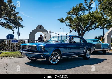 Gulfport, MS - 2. Oktober 2023: Hochperspektivische Vorderansicht eines Ford Mustang Hardtop aus dem Jahr 1966 auf einer lokalen Autoshow. Stockfoto