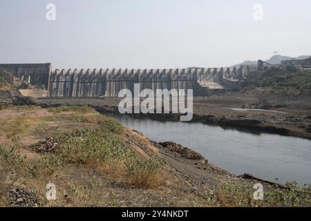 Navagam, Gujarat / Indien - 14. November 2007 : der Sarar Sarovar Damm am Narmada Fluss bei Navagam in Gujarat. Stockfoto