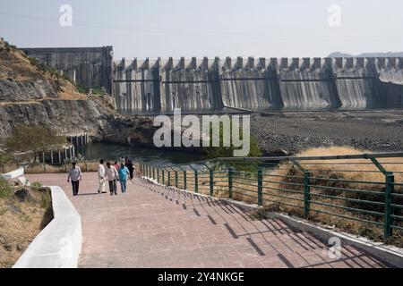 Navagam, Gujarat / Indien - 14. November 2007 : touristische Aktivität in der Nähe des Sardar Sarovar Damms in Navagam, Gujarat. Stockfoto