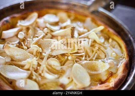 Schließen Sie die hausgemachte Pilzpizza Stockfoto