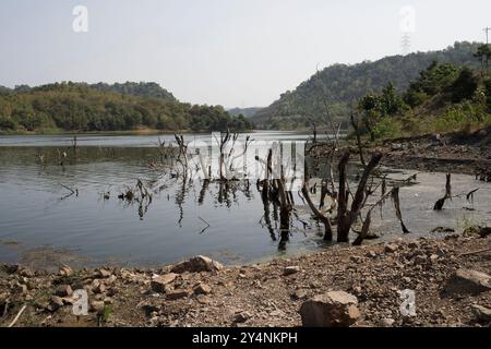 Navagam, Gujarat / Indien - 14. November 2007 : Blick auf den See in der Nähe des Sardar Sarovar Dam. Stockfoto