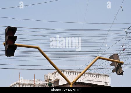 Vadodara, Gujarat / Indien - 24. März 2010 : Ampeln und stromführende Kabel vor dem Hintergrund des blauen Himmels in der Stadt. Stockfoto