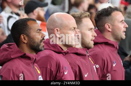 London, Großbritannien. September 2024. L-R Ashley Cole Assisant Manger UND Lee Carsley(Interim)Head Coach of England SINGEN NICHT die Nationalhymne, bevor sie am 10. September 2024 während des Gruppenspiels der UEFA Nations League zwischen England und Finnland im Wembley Stadion, London, antreten Stockfoto