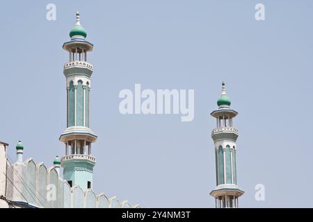 Vadodara, Gujarat / Indien - 24. März 2010 : Blick auf die beiden Minarette des Masjid vor dem Hintergrund des blauen Himmels in der Stadt. Stockfoto