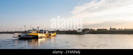 Fähre zwischen afferden und boxmeer auf der maas in limburg Stockfoto