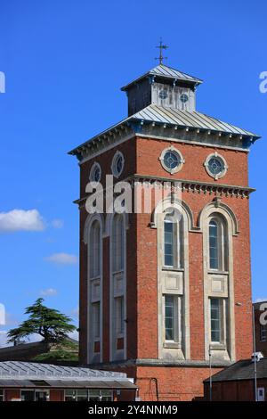 Gosport, Hampshire, England. 13. September 2024. Der Wasserturm auf dem alten Gelände des Royal Naval Hospital, Haslar, unter einem leuchtend blauen Himmel. Dieses Foto ist eines einer Serie, die ich kürzlich bei einem Besuch des Royal Navy Cemetery Haslar während der Gosport Heritage Open Days gemacht habe. In dieser Auswahl sind einige Fotos enthalten, die ich auf dem Weg zu und weg von der Veranstaltung gemacht habe, als ich zu Fuß war. Stockfoto