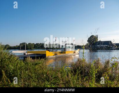 Fähre zwischen afferden und boxmeer auf der maas in limburg Stockfoto