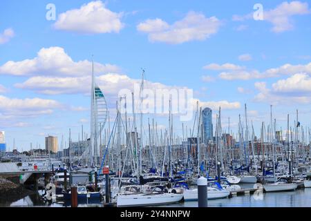 Gosport, Hampshire, England. 13. September 2024. Von der Haslar-Brücke aus gesehen: Eine geschäftige Landschaft mit Booten im Yachthafen mit dem Spinnakerturm im Hintergrund. Dieses Foto ist eines einer Serie, die ich kürzlich bei einem Besuch des Royal Navy Cemetery Haslar während der Gosport Heritage Open Days gemacht habe. In dieser Auswahl sind einige Fotos enthalten, die ich auf dem Weg zu und weg von der Veranstaltung gemacht habe, als ich zu Fuß war. Stockfoto