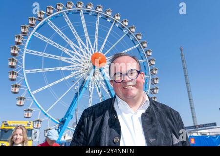 Clemens Baumgärtner, Münchner Wirtschaftsreferent und Wiesn-Chef, vor dem Riesenrad, Presserundgang Wiesn, München, 19. September 2024 Deutschland, München, 19.09.2024, Münchner Wirtschaftsreferent und Wiesn-Chef Clemens Baumgärtner, CSU, vor Riesenrad, beim traditionellen Presserundgang über das Oktoberfest, nur noch zwei Tage bis zum Wiesn-Start, Eröffnung der Wiesn am 21. September. September, beide Politiker sind Konkurrenten bei der nächsten Münchner ob-Wahl 2026, Bayern, bayerisch, *** Clemens Baumgärtner, Münchner Wirtschaftsberater und Wiesn-Chef, vor dem Riesenrad, Pressetour Wiesn, Munic Stockfoto