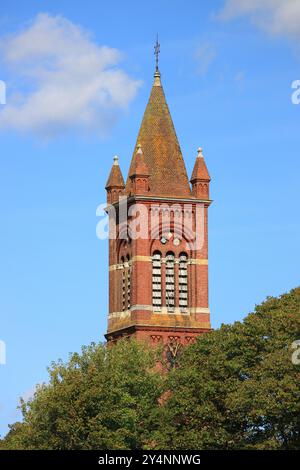 Gosport, Hampshire, England. 13. September 2024. Der Turm der Heiligen Dreifaltigkeitskirche, Blick von der Haslar-Brücke. Dieses Foto ist eines einer Serie, die ich kürzlich bei einem Besuch des Royal Navy Cemetery Haslar während der Gosport Heritage Open Days gemacht habe. In dieser Auswahl sind einige Fotos enthalten, die ich auf dem Weg zu und weg von der Veranstaltung gemacht habe, als ich zu Fuß war. Stockfoto