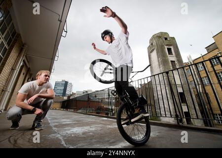 Matti Hemmings führt einen BMX-Stunt „D Truck“ auf einem Balkon des Old Fire Station Gebäudes in Bristol durch. Stockfoto