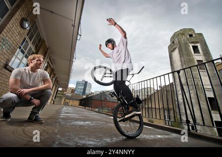 Matti Hemmings führt einen BMX-Stunt „D Truck“ auf einem Balkon des Old Fire Station Gebäudes in Bristol durch. Stockfoto