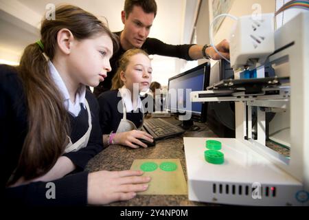 Verwendung eines 3D-Druckers während eines Design and Technology Kurses an einer Mädchenschule in Großbritannien. Stockfoto