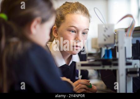 Verwendung eines 3D-Druckers während eines Design and Technology Kurses an einer Mädchenschule in Großbritannien. Stockfoto