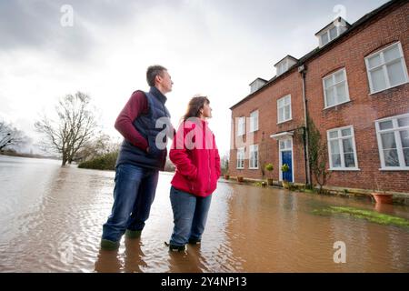 Ein Haus in der Nähe von Upton-upon-Severn, Gloucestershire, umgeben von Hochwasser. Stockfoto