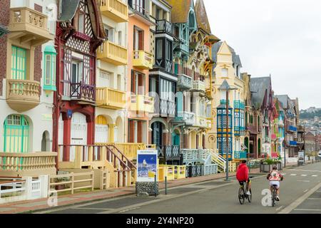 Farbenfrohe Hausfassaden an der Promenade in Mers Les Bains, im Belle Epoque-Stil, Mers-les-Bains, Normandie, Frankreich Stockfoto