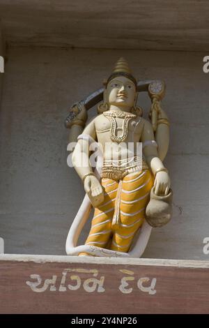 Khambhat, Gujarat / Indien - 9. Januar 2011 : Eine Statue der hinduistischen Gottheit Agni deva (Gott des Feuers) im Tempel der Göttin Vahanvati Sikotar mata. Stockfoto
