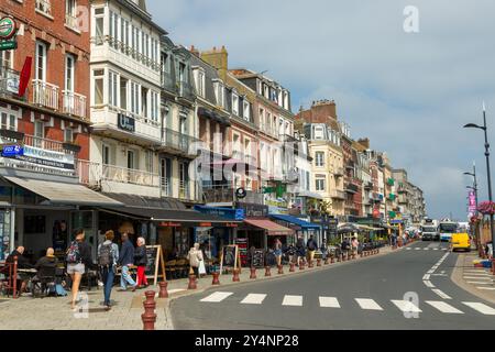 Geschäfte entlang der Hafenstraße Le Tréport, Normandie, Frankreich Stockfoto