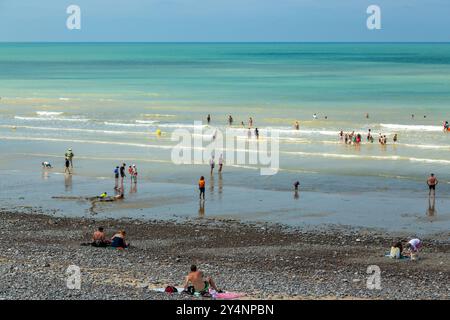 Leute am Steinstrand in Pourville-sur-mer, Frankreich Stockfoto