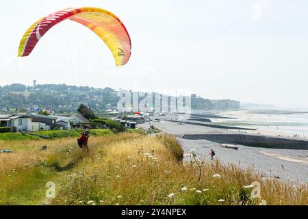 Ein Gleitschirmflieger, bereit für den Start in Quiberville, Normandie, Frankreich Stockfoto