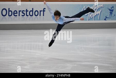 Oberstdorf, Deutschland. September 2024. Eiskunstlauf: Challenger Series - Nebelhorn Trophy, Single, Männer, Kurzprogramm. Dias Jirenbayev aus Kasachstan nimmt an der Nebelhorn Trophy Teil. Angelika Warmuth/dpa/Alamy Live News Stockfoto