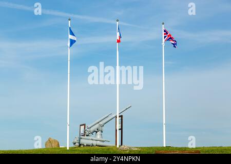 Zweiten Weltkrieg Denkmal mit 100-mm-Kanonen aus dem französischen Panzerdivision Frachtboot P21 Le Cerons in Veules-Les-Roses, Normandie, Frankreich Stockfoto