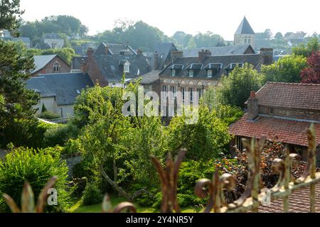 Blick auf das Zentrum von Veules-Les-Roses mit Kirchturm im Hintergrund, Veules-les-Roses, Normandie, Frankreich Stockfoto