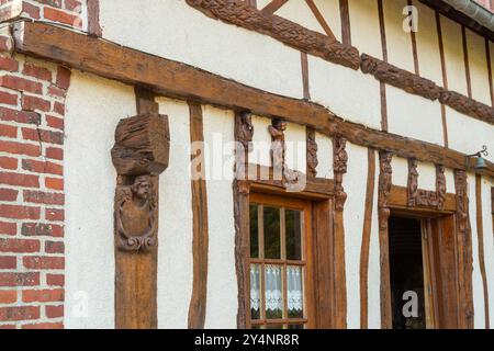 Holzschnitzereien auf Fachwerkhaus in Veules-les-Roses, Normandie, Frankreich Stockfoto