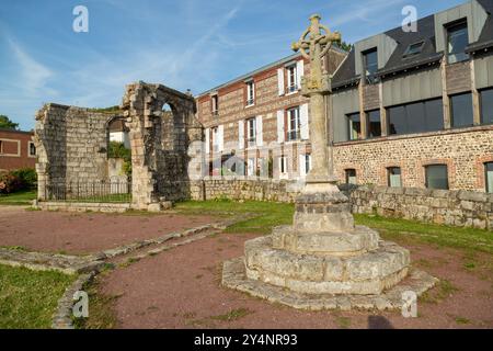 Hosanna Kreuz in den Ruinen der Kirche Saint Nicolas aus dem 16. Jahrhundert, Veules-les-Roses, Normandie, Frankreich Stockfoto