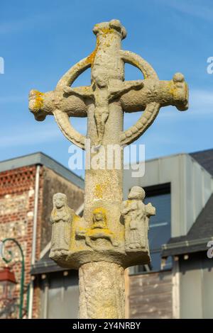 Hosanna Kreuz in den Ruinen der Kirche Saint Nicolas aus dem 16. Jahrhundert, Veules-les-Roses, Normandie, Frankreich Stockfoto