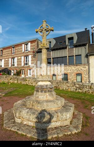 Hosanna Kreuz in den Ruinen der Kirche Saint Nicolas aus dem 16. Jahrhundert, Veules-les-Roses, Normandie, Frankreich Stockfoto