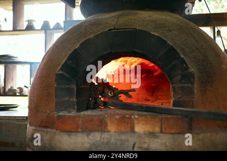 Traditioneller Pizza-Ofen im offenen italienischen Restaurant Stockfoto