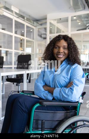 Behinderte Frau, die auf einem modernen Bürostuhl sitzt Stockfoto
