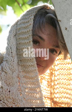 Nahaufnahme Porträt einer fröhlichen, hübschen Frau mittleren Alters im Kapuzenpullover draußen Stockfoto