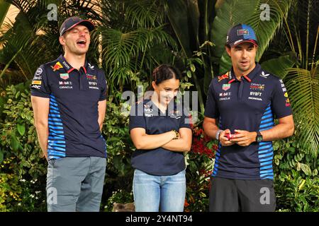 Singapur, Singapur. September 2024. (L bis R): Max Verstappen (NLD) Red Bull Racing mit Hamda Al Qubaisi (VAE) MP Motorsport F1 Academy Driver und Sergio Perez (MEX) Red Bull Racing. 19.09.2024. Formel-1-Weltmeisterschaft, Rd 18, Grand Prix Von Singapur, Marina Bay Street Circuit, Singapur, Vorbereitungstag. Das Foto sollte lauten: XPB/Alamy Live News. Stockfoto