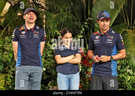 Singapur, Singapur. September 2024. (L bis R): Max Verstappen (NLD) Red Bull Racing mit Hamda Al Qubaisi (VAE) MP Motorsport F1 Academy Driver und Sergio Perez (MEX) Red Bull Racing. 19.09.2024. Formel-1-Weltmeisterschaft, Rd 18, Grand Prix Von Singapur, Marina Bay Street Circuit, Singapur, Vorbereitungstag. Das Foto sollte lauten: XPB/Alamy Live News. Stockfoto