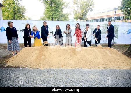 Julia Woeste, Silvia von Schweden, Astrid Lurati, Heyo K. Kroemer, Sibylle M. Winter, Felor Badenberg, Katharina Günther-Wünsch, Franziska Becker, Pia Maier Schriever und Matthias Schmidt beim feierlichen Spatenstich zum Childhood-Haus Berlin an der CharitÃ. Berlin, 19.09.2024 *** Julia Woeste, Silvia von Schweden, Astrid Lurati, Heyo K Kroemer, Sibylle M Winter, Felor Badenberg, Katharina Günther Wünsch, Franziska Becker, Pia Maier Schriever und Matthias Schmidt beim Spatenstich für das Kindheitshaus Berlin in CharitÃ Berlin, 19 09 2024 Foto:XM.xWehnertx/xFuturexImagex childho Stockfoto