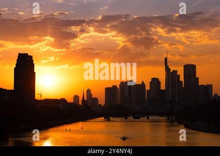 Die Frankfurter Skyline bei Sonnenuntergang die Sonne geht unter der Frankfurter Bankenskyline. Frankfurt am Main Hessen Deutschland *** die Frankfurter Skyline bei Sonnenuntergang die Sonne untergeht hinter der Frankfurter Bank Skyline Frankfurt am Main Hessen Deutschland 2024-09-18 ffm Skyline sonnenuntergang 01 Stockfoto