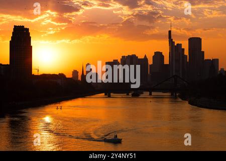 Die Frankfurter Skyline bei Sonnenuntergang die Sonne geht unter der Frankfurter Bankenskyline. Frankfurt am Main Hessen Deutschland *** die Frankfurter Skyline bei Sonnenuntergang die Sonne untergeht hinter der Frankfurter Bank Skyline Frankfurt am Main Hessen Deutschland 2024-09-18 ffm Skyline sonnenuntergang 03 Stockfoto