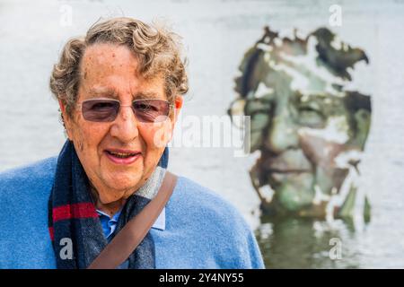 London, Großbritannien. September 2024. Trevor Lyttleton MBE mit seinem Porträt -- National Lottery 30th Birthday Celebration Installation im See im St James's Park, London. Entworfen vom Künstler Luis Gomez de Teran, um Game Changers zu ehren, die Lotteriegelder für die Transformation ihrer Gemeinden genutzt haben. Sie sind: Marcus Fair, Gründer von Eternal Media, Javeno McLean, Personal Trainer, Dame Laura Lee, CEO von Maggie's Cancer Care, Trevor Lyttleton MBE, Gründerin von Re-Engage, Sandra Igwe, Gründerin der Mutterschaft Group, Conor Largey, Belfast Youth Worker, Ed Parker, Gründerin von Walking with the Verwundete. Stockfoto