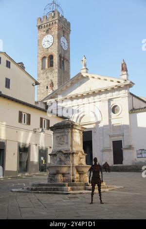 Poggibonsi. Italien. Blick auf die Piazza Cavour, mit einer modernen Skulptur vor dem zentralen Brunnen und der Stiftskirche Santa Maria Assunta. Stockfoto