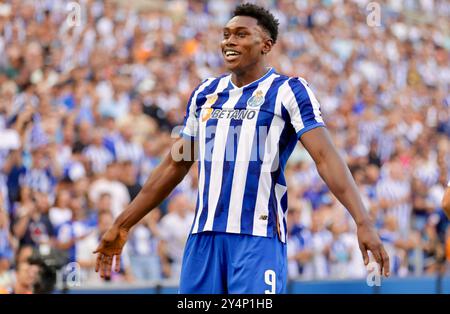 Samu Omorodion vom FC Porto feiert, nachdem er am 15. September 2024 in Porto das zweite Tor seiner Mannschaft beim Liga Portugal Betclic Spiel zwischen dem FC Porto und dem SC Farense im Estadio do Dragao erzielte. Stockfoto