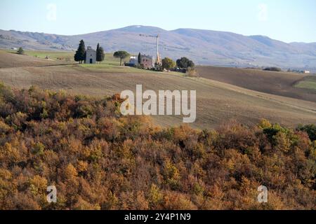 Val d'Orcia, Italien. Landschaft Ende November mit Blick auf die mittelalterliche Cappella della Madonna di Vitaleta. Stockfoto