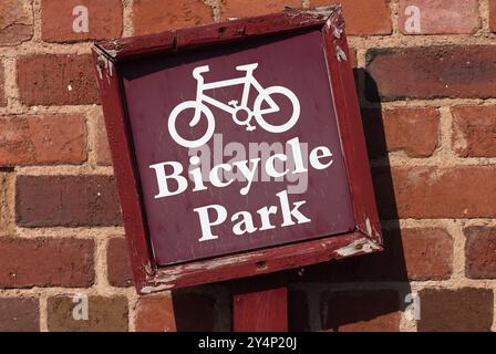 Schild für den Fahrradpark in Tatton Hall, Cheshire Stockfoto