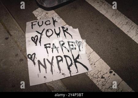 New York, USA. September 2024. Während der „Rally for Derell Mickles“ am 18. September 2024 in New York, NY, liegt ein Schild von Demonstranten auf dem Boden. (Foto: Lily Ride/SIPA USA) Credit: SIPA USA/Alamy Live News Stockfoto