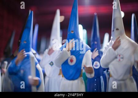 Farbenfrohe Figuren von Nazarenos werden in einem Semana Santa Shop in Sevilla zum Verkauf angeboten, die das Wesen der Tradition einfangen. Stockfoto