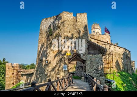 Unteres Tor, Brücke am Eingang der Burg Zborowski, 13. Jahrhundert, in der Gegend von Šariš, Niederbeskiden, Westkarpaten, Region Presov, Slowakei Stockfoto